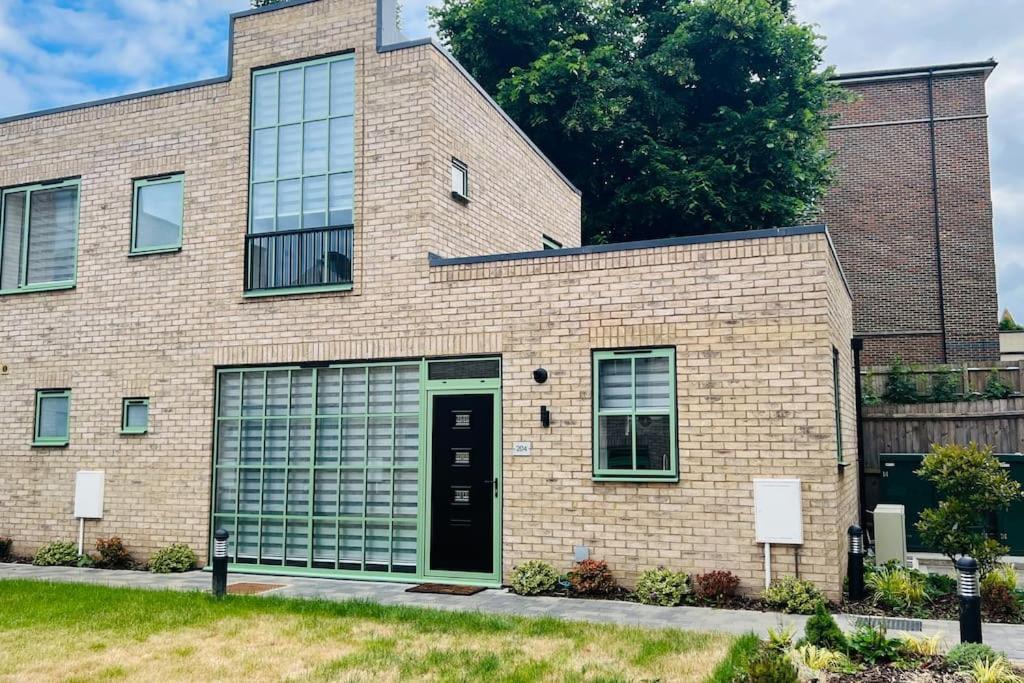 A House Designed For You… إدمونتون المظهر الخارجي الصورة