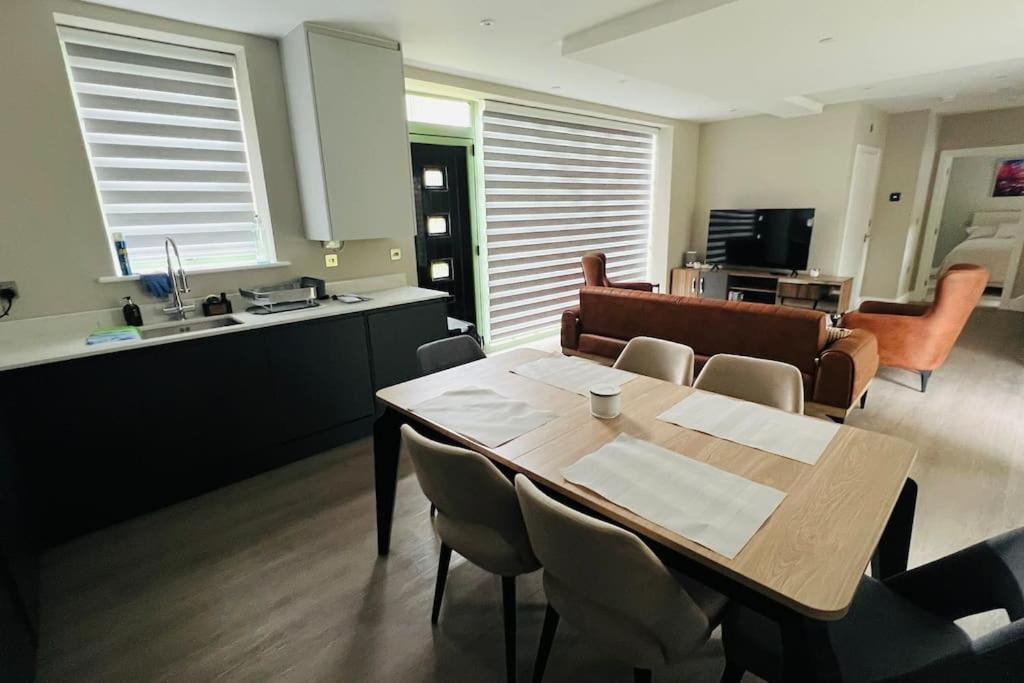 A House Designed For You… إدمونتون المظهر الخارجي الصورة