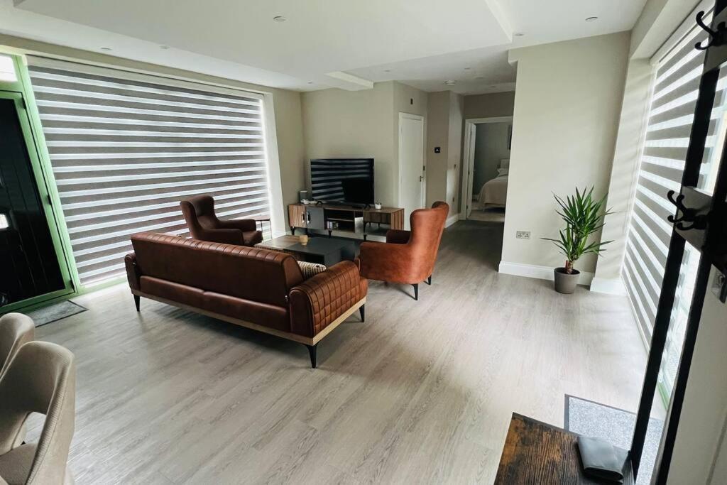 A House Designed For You… إدمونتون المظهر الخارجي الصورة